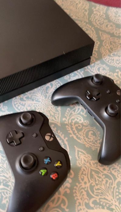 Срочно продаю XBOX one X 1TB