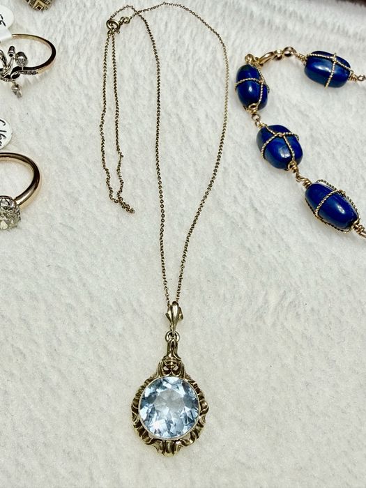 Bijuterii elegante din aur cu diamante si pietre naturale