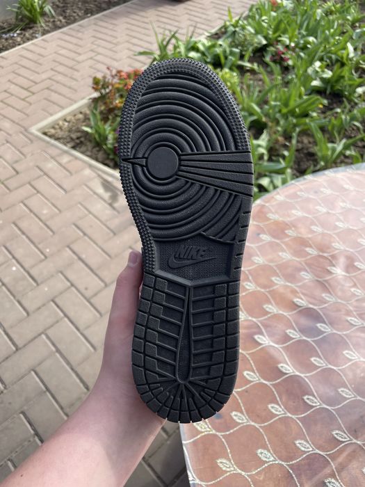 Jordan 1 low black and white