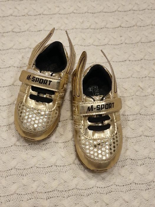 Кросовки для девочки 22 р за шоколадку