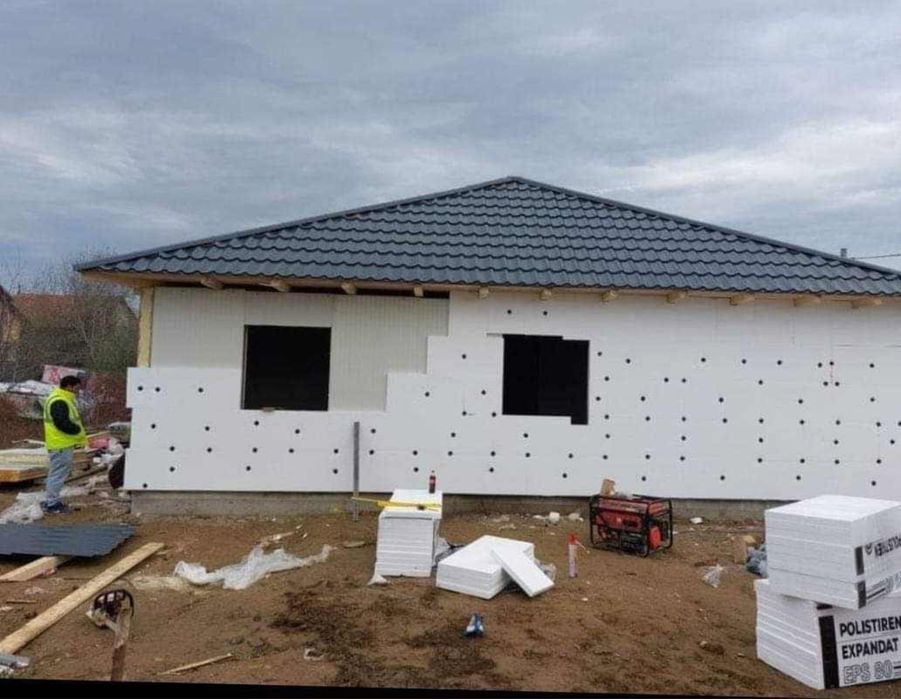 Vand case din panouri sandwich pe structura metalică