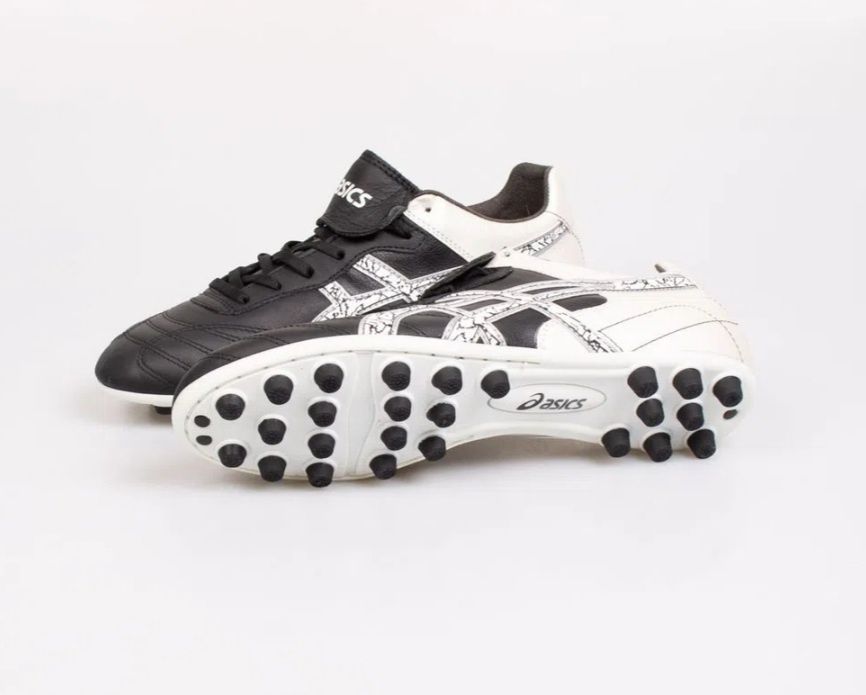 Ghete fotbal ASICS din piele naturala, marimea 44.