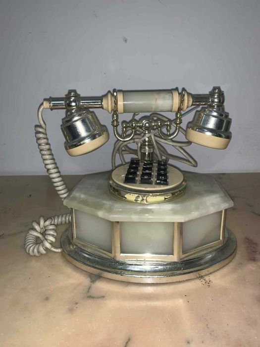 Telefon vintage cu butoane in stare de functionare