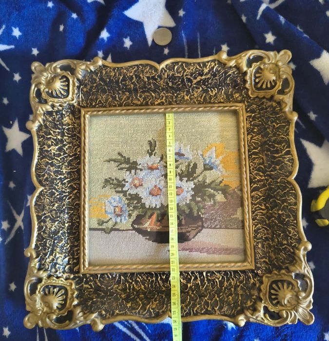 Goblen margarete, rama baroc, geam de sticla, agatatoare pe verso