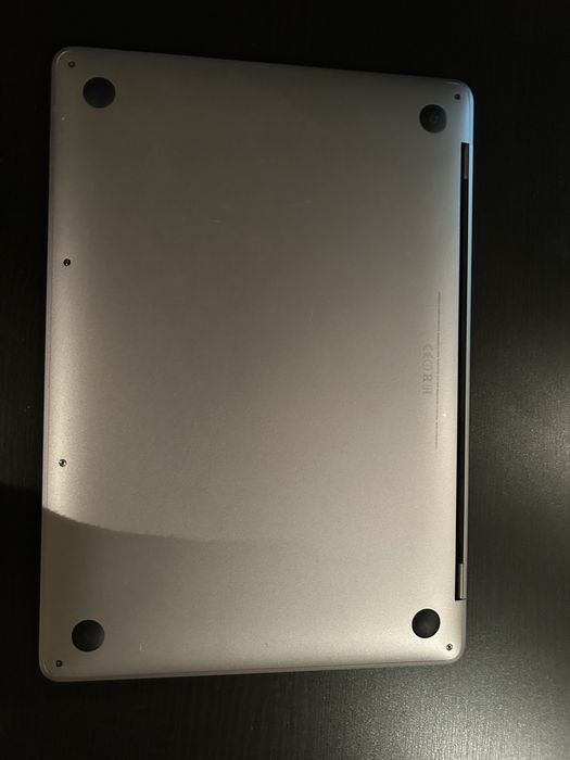Vând Macbook Pro A1708 i5 8 GB RAM 256 GB SSD 813 cicluri