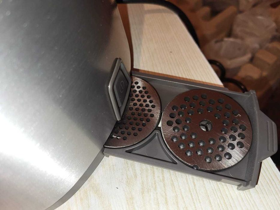 Продам электромясорубку Bork М700