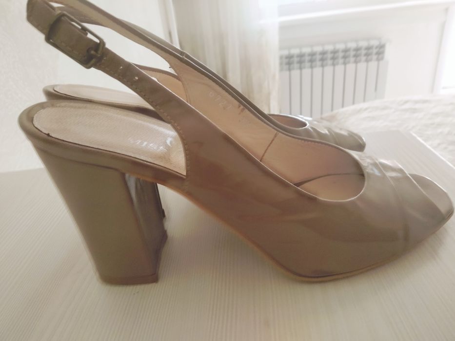 Продам босоножки