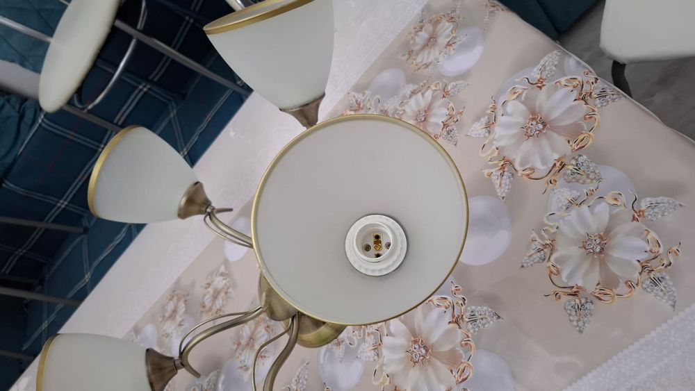 Срочно продам люстру