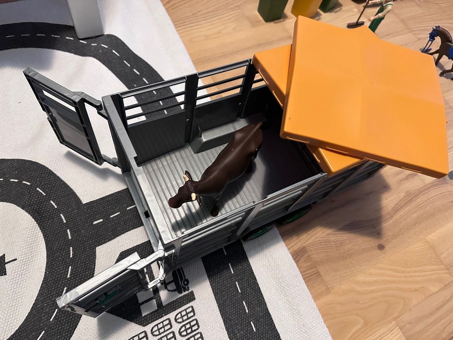 Bruder - Remorca Pentru Animale Cu O Vita