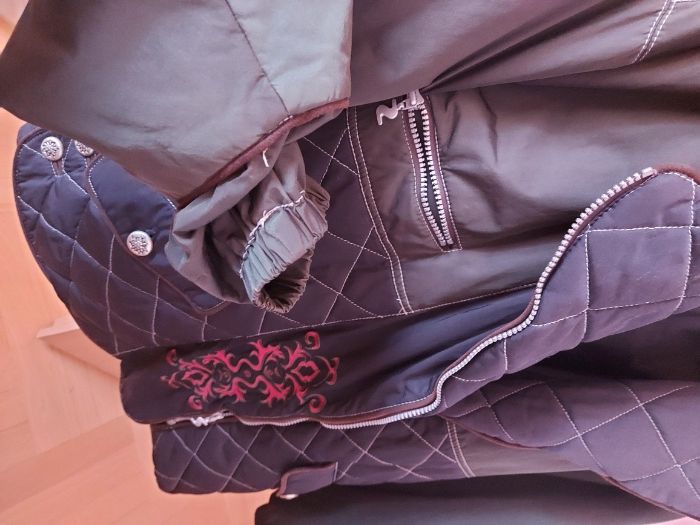 Продавам пролетно-есенно дамско яке