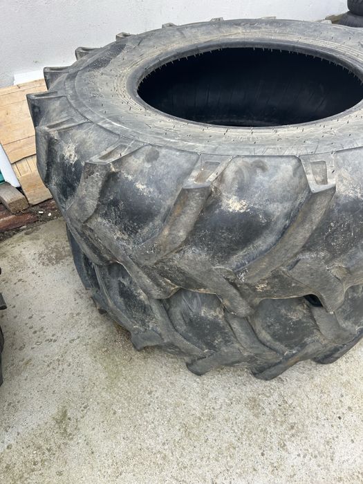 Vand cauciucuri de tractor (camion )