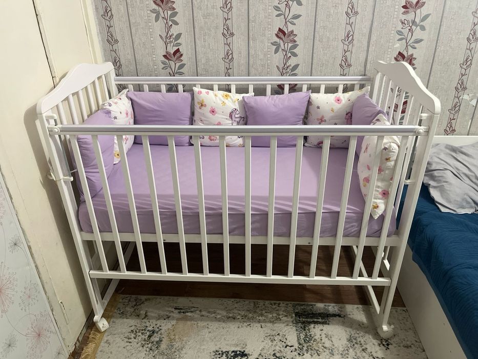 Детская кроватка с матрасиком