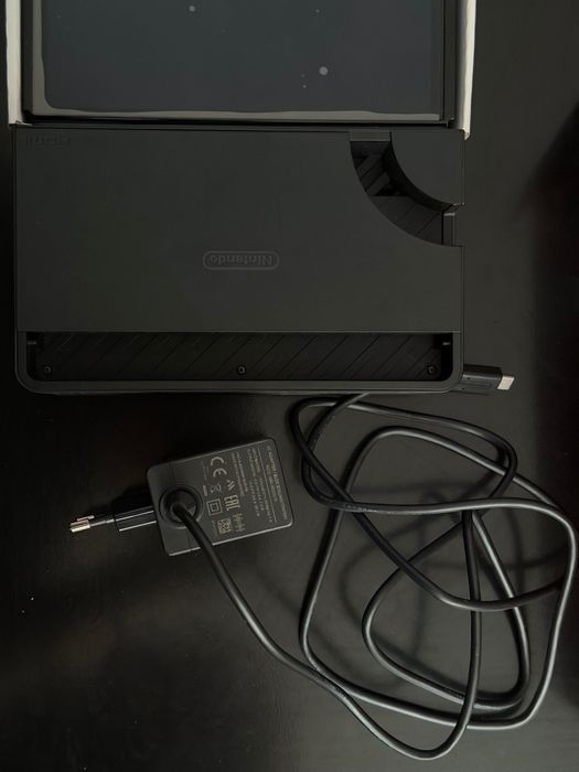 Nintendo Switch OLED – пълен комплект + 2 игри + допълнителни Joy-Con
