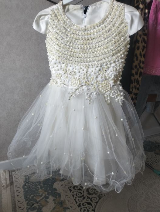 Красивое платье на  3-5 лет