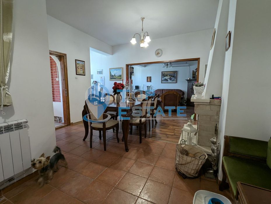 Масивна триетажна къща със сауна и басейн в близост до центъра на гра