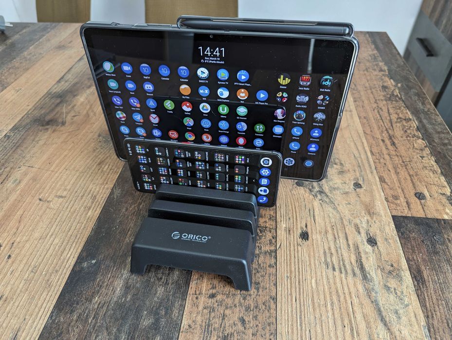 Стойка органайзер с държач за таблети и мобилни телефони ORICO DK305