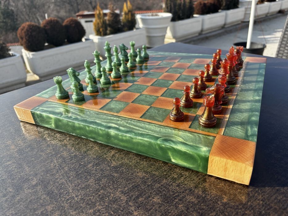Шах от дърво и епоксидна смола