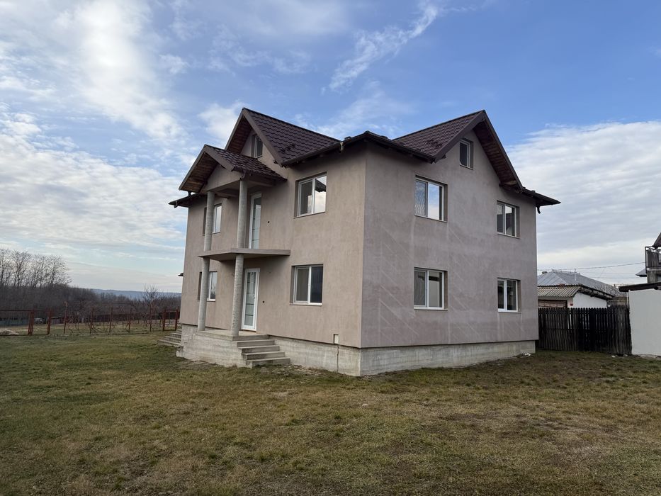 Casă Poiana Lacului-Dinculesti constructie solida,zona linistita