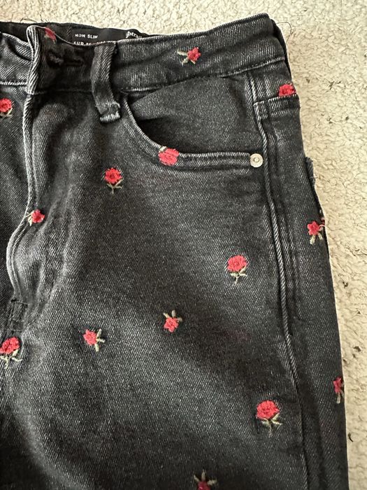 Blugi Slim Stradivarius — negri cu trandafiri brodați, 36/S