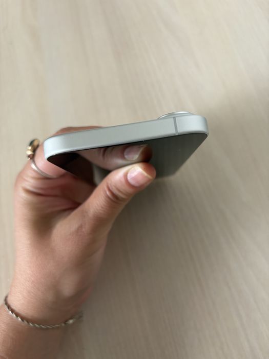Vand iphone 16  alb