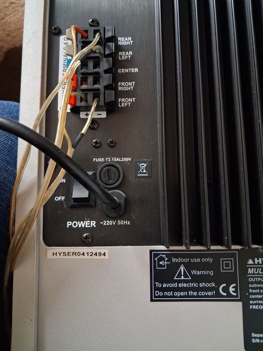 Subufar cu boxe și telecomanda.