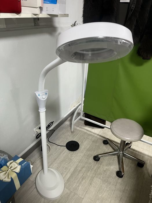 Лампа-лупа напольная LED (косметологическая)