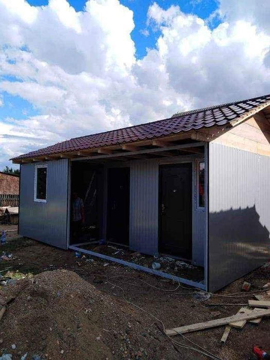 Vand căsuțe modulare pe structura metalică