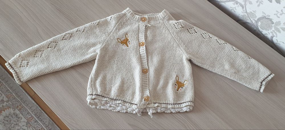 Вещи для девочки платья, кофты.