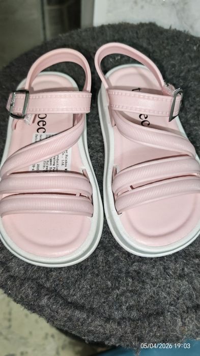 Сандалии на девочку новые