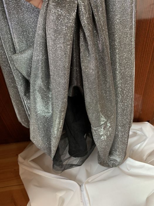 Бална рокля сива, брокатена, блестяща, гол гръб