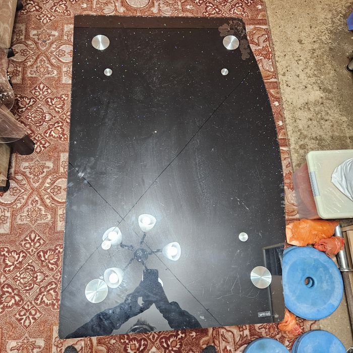 Продаю стеклянный стол