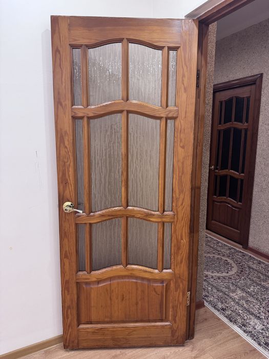 Б/у двери из чистого дерева