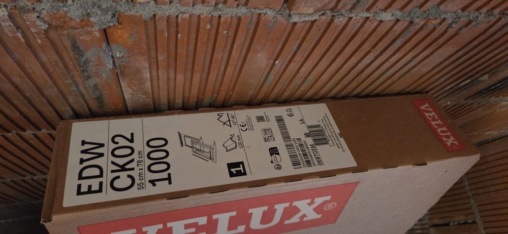 Vand geam Velux nou in cutie 55 ×78 cu sistem electric