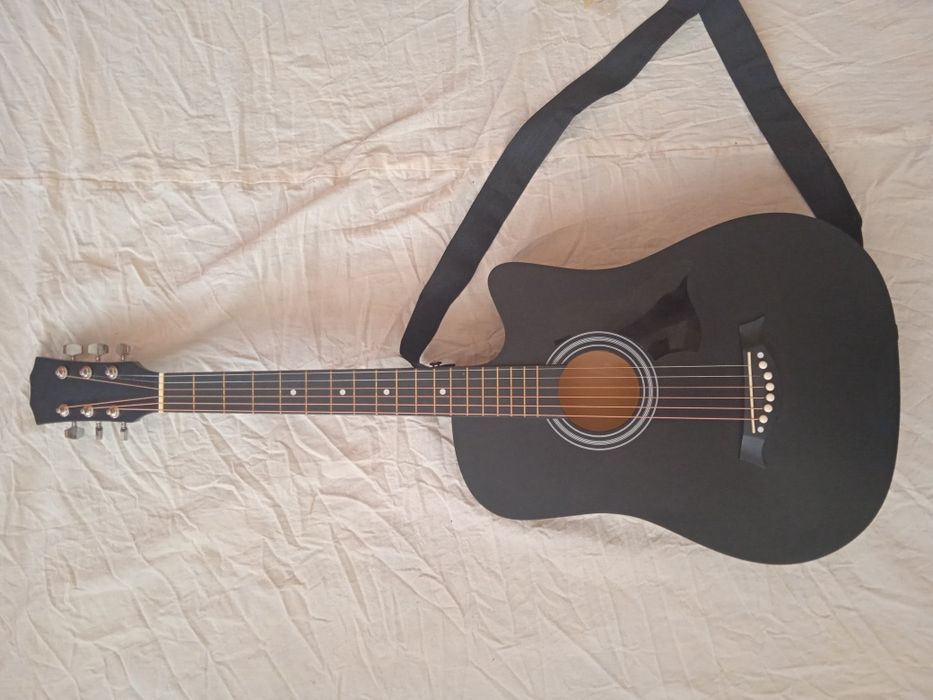 Gitara akustik yangi