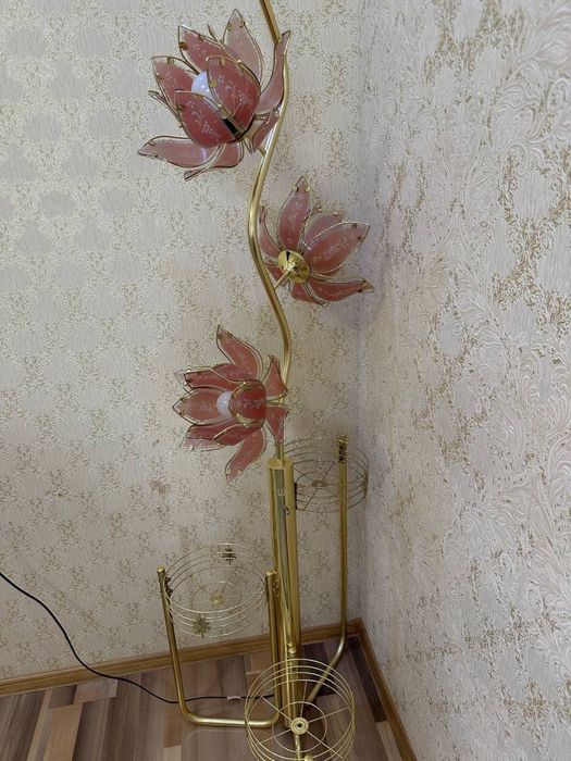 Светильник сотилади