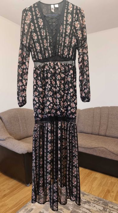 Rochie neagra cu flori si croi special