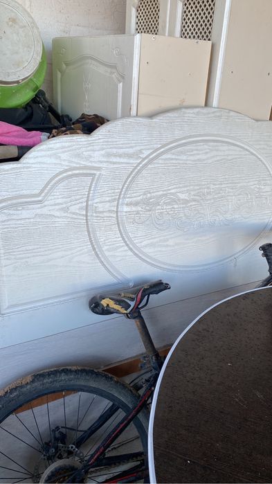 Срочно продам кровать стол Кухню