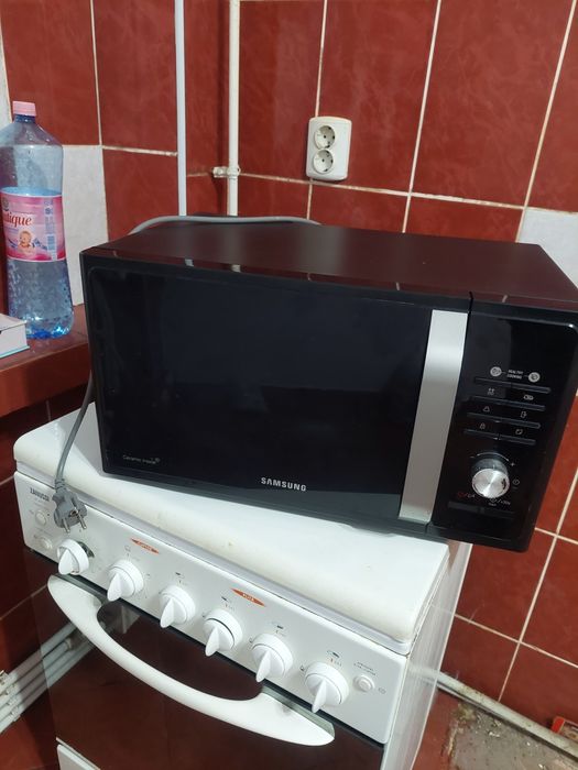 Vând cuptor microunde