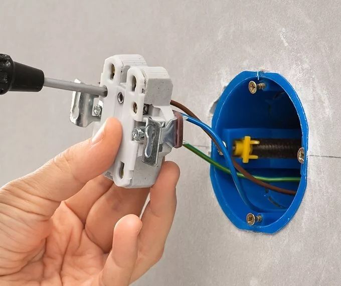 Установка люстры