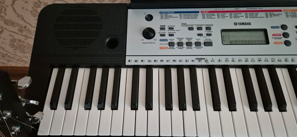 Продается синтезатор YAMAHA YPT-260 (Гитара в подарок)