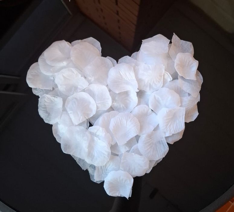 Искусственные лепестки роз