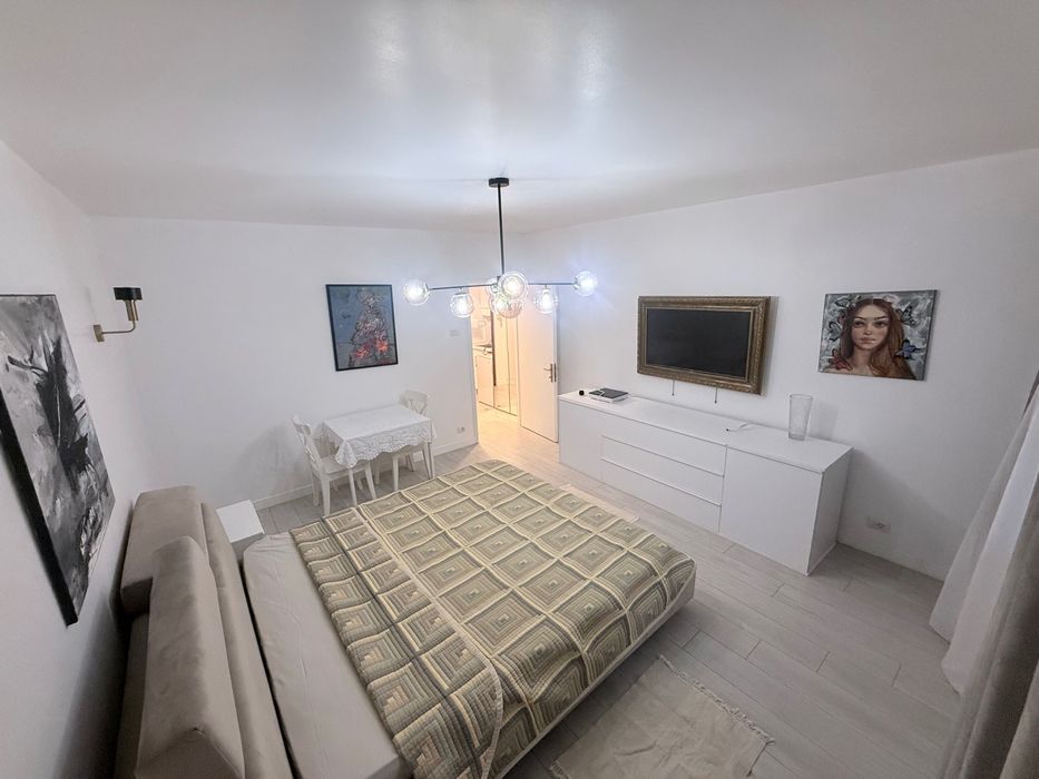 Direct proprietar – Garsonieră spațioasă de închiriat | Bd. Dacia – Piața Romană | Jacuzzi | 480 €/lună