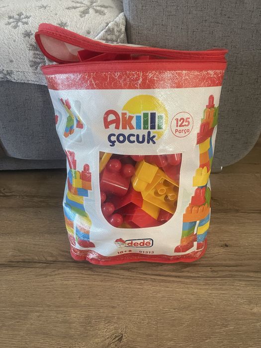 Ghizodan cu 125 de cuburi mari de construit 18+