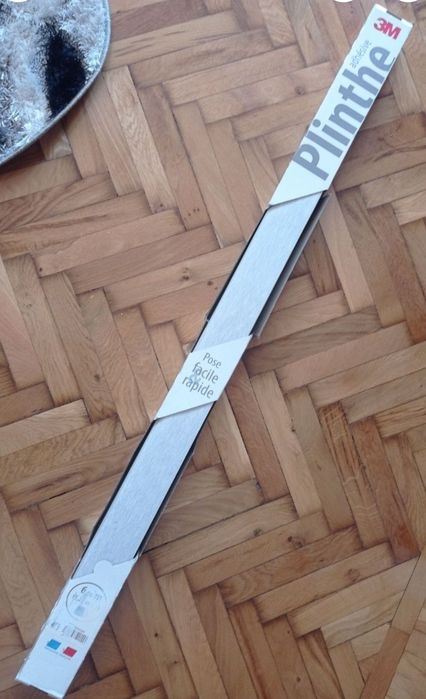 plinta 3M se fixează foarte ușor pe perete