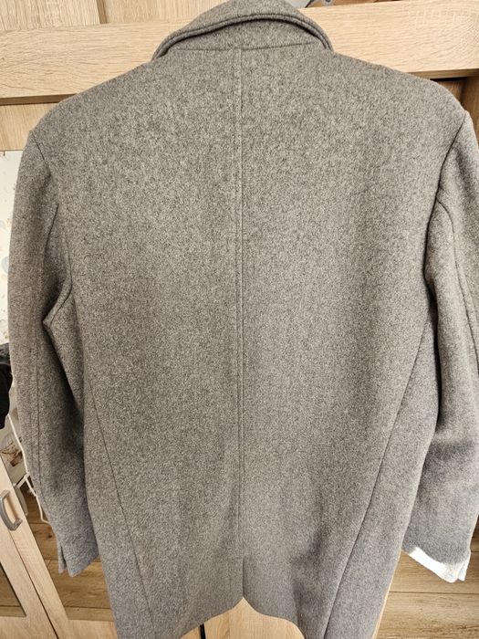 Vând palton de iarnă,marca Lindbergh. Mărimea M