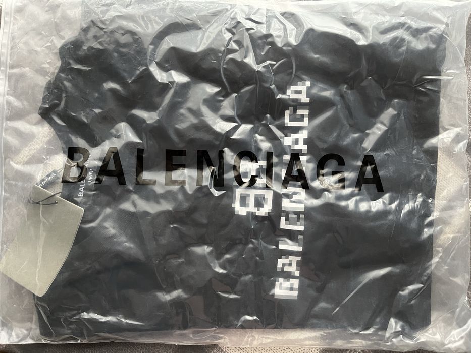 НОВА Balenciaga тениска, модел Bb Pixel