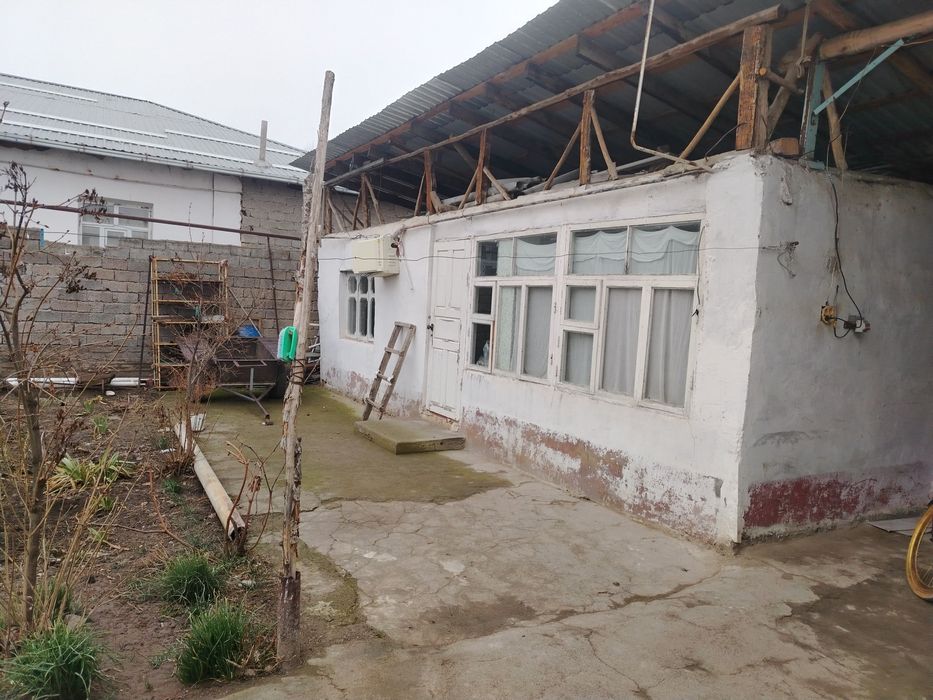 Uchastka sotiladi 4 sotx gaz svet suv bor