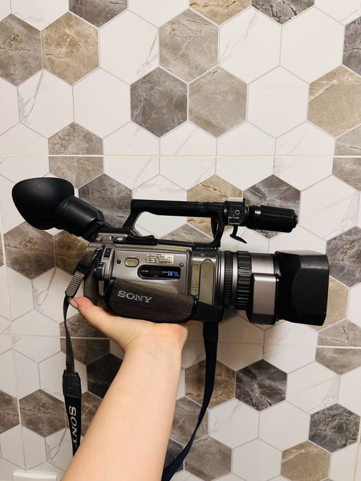 Видеокамера Sony DCR-VX2100E