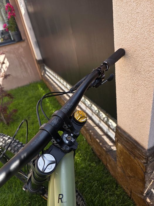 Продавам Cube 215 race DH колело.