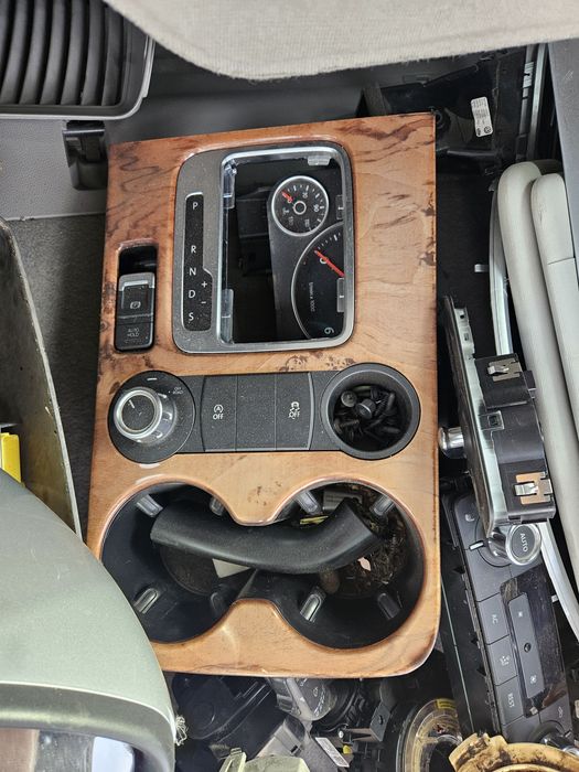 Конзола за Vw Tuareg 2013godina